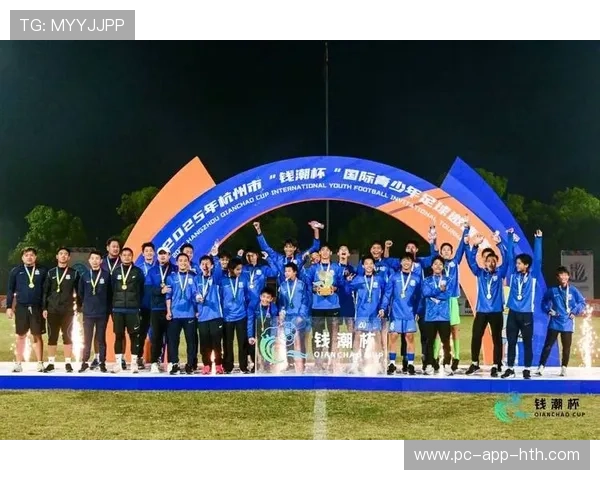 冠军球队球员参与校园足球普及活动助力青训发展，校园足球冠军杯