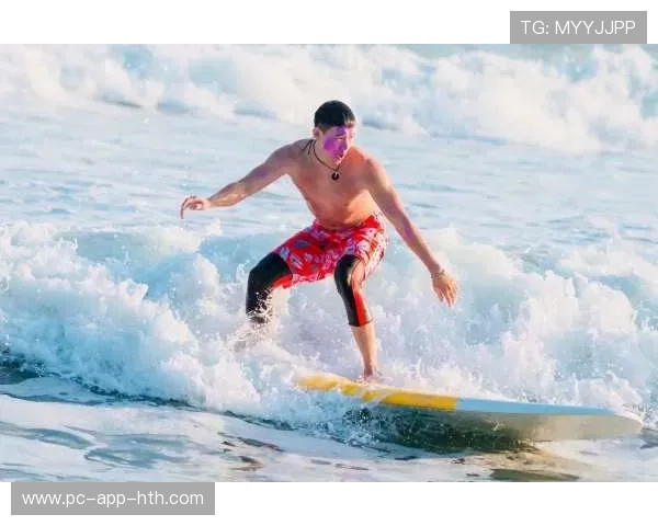 冲浪选手浪上失误竟做出超帅姿势