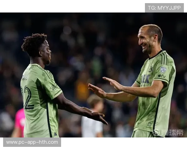 成都蓉城亚历斯祖强硬对抗，护球转身送出精准直塞