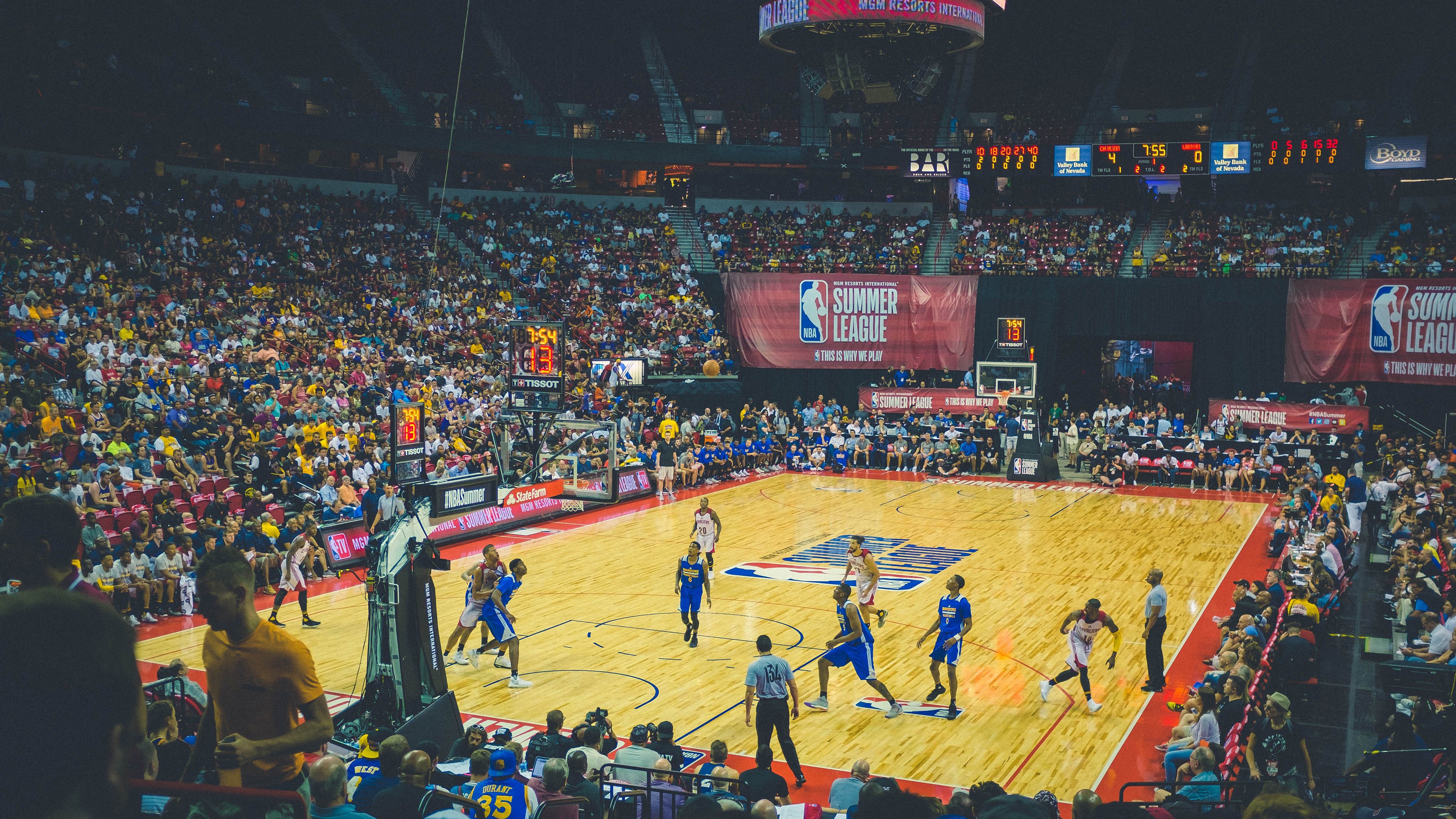 冬季铁人三项赛 越野滑雪、射击与越野跑三项连轴转